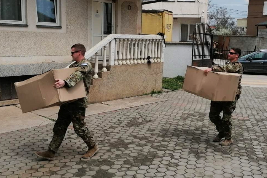 I američki vojnici delili paketiće u srpskim enklavama na Kosovu
